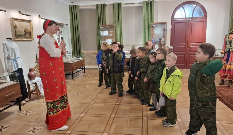 Первоклассники на выставке в культурном центре «Белинский»