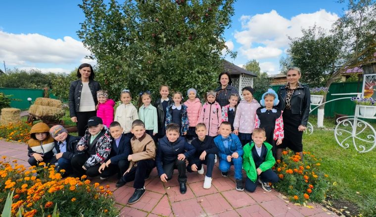 Наровчатские дети собирают урожай в Купринском саду