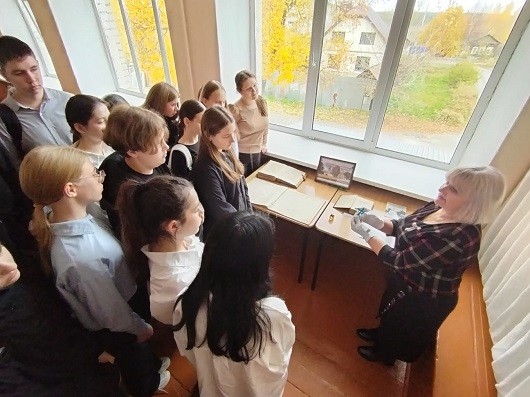 С экспонатами родовой церкви Радищевых знакомятся школьники г. Кузнецка