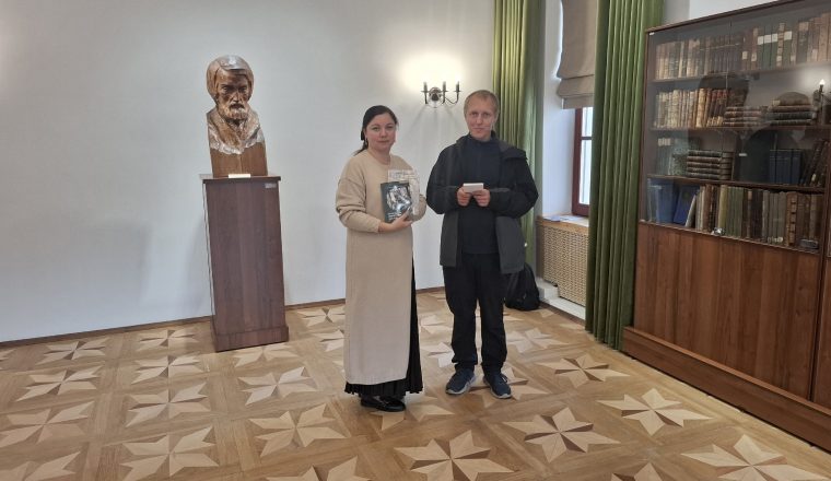 Путеводители по «Литераторским мосткам»- в дар Культурному центру «Белинский»