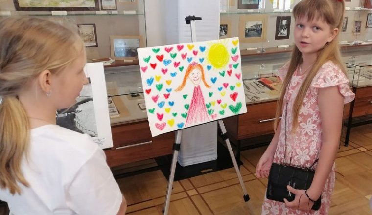 Ко Дню матери в Культурном центре «Белинский» открыли выставку детских рисунков