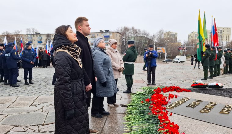 Сотрудники Литературного объединения приняли участие в церемонии у Монумента воинской и трудовой Славы