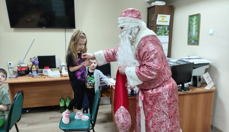 Сотрудники Пензенского литературного музея поздравили с Новым годом детей, проживающих в ПВР