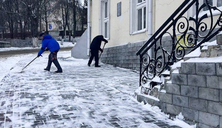 На территории всех музеев Литературного объединения устраняют последствия снегопада